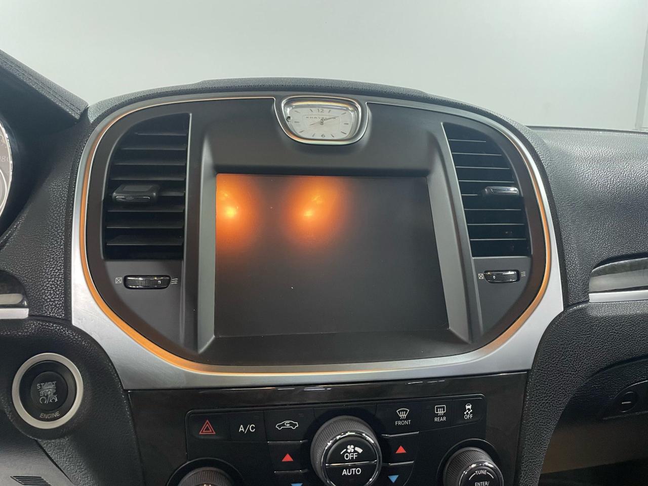 2013 Chrysler 300 300C Photo17