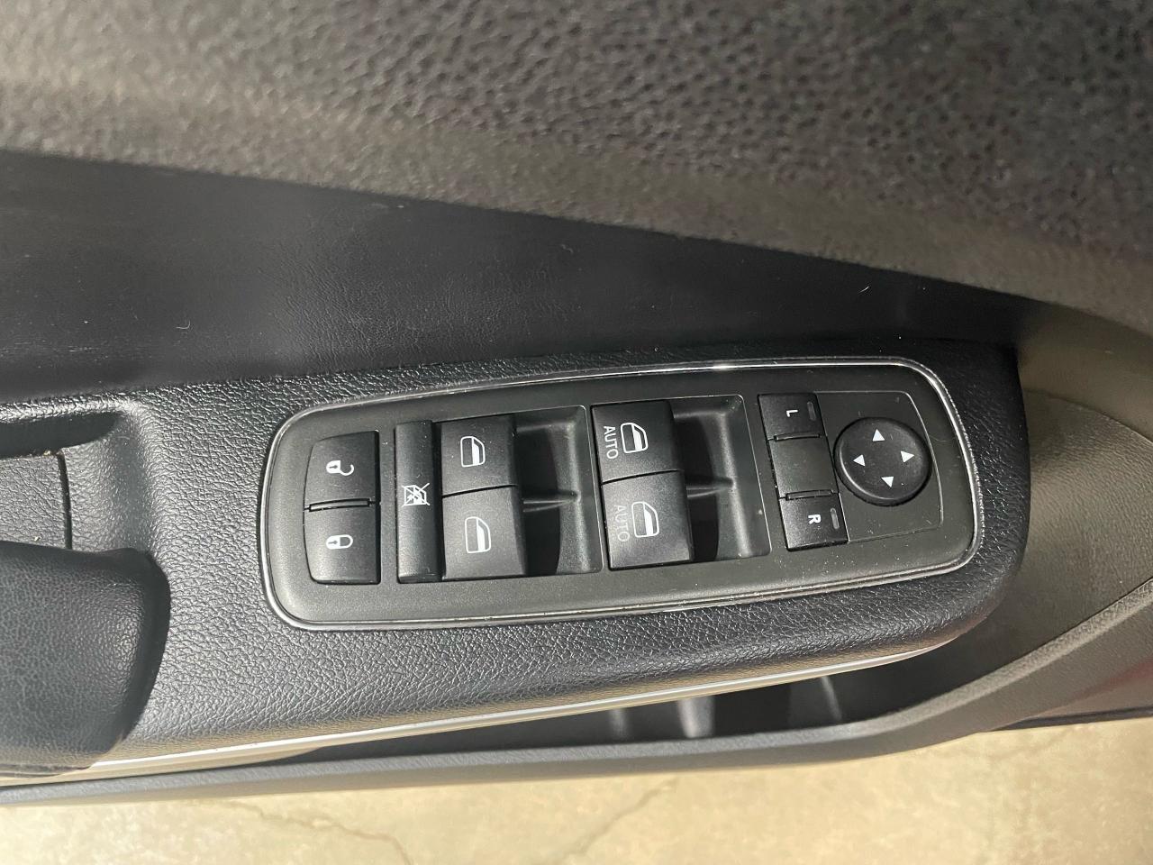 2013 Chrysler 300 300C Photo33