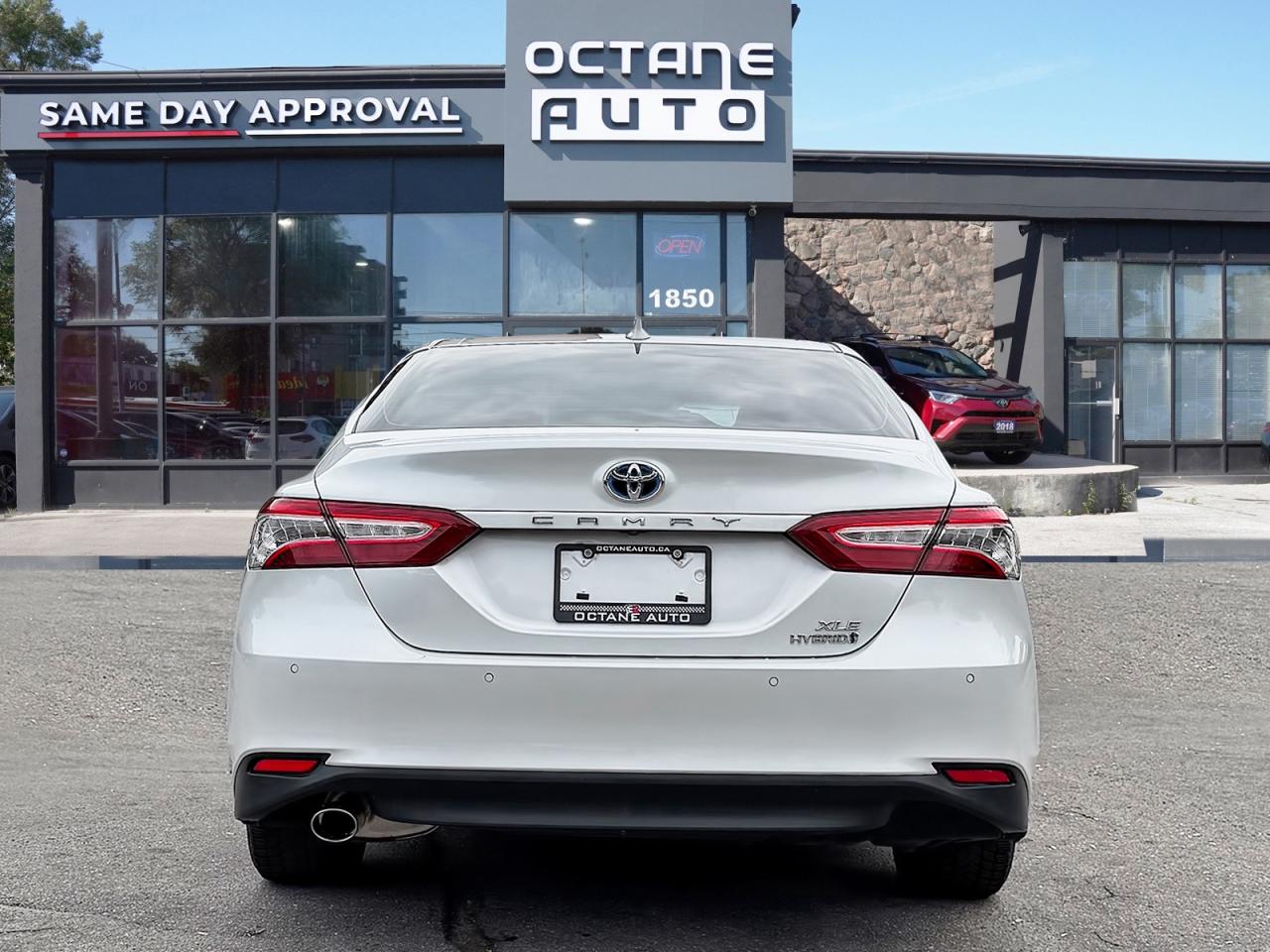 2018 Toyota Camry HYBRID XLE - Photo #5