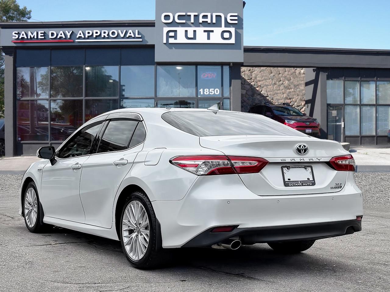 2018 Toyota Camry HYBRID XLE - Photo #4