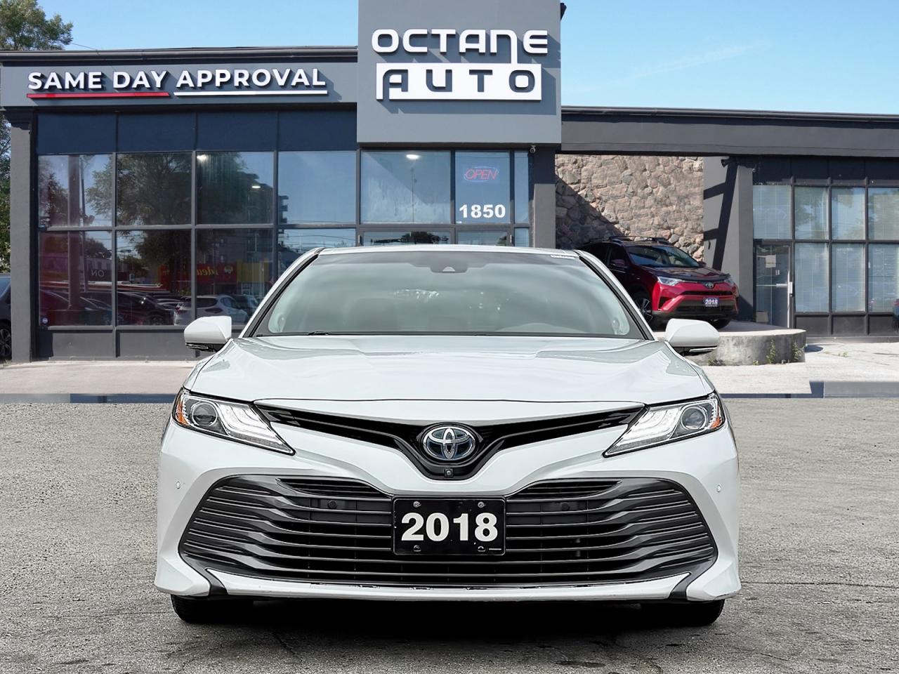 2018 Toyota Camry HYBRID XLE - Photo #2