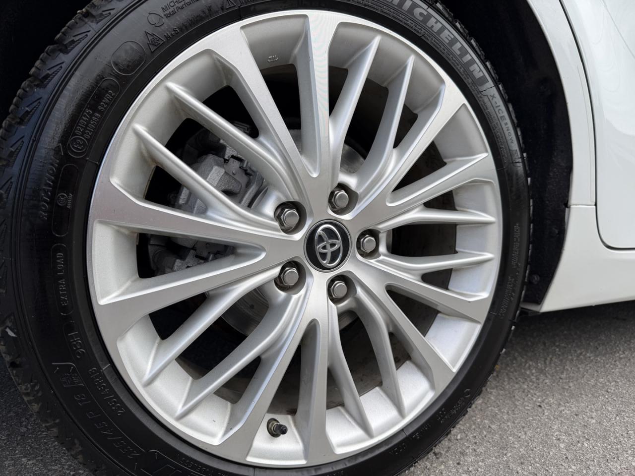 2018 Toyota Camry HYBRID XLE - Photo #9