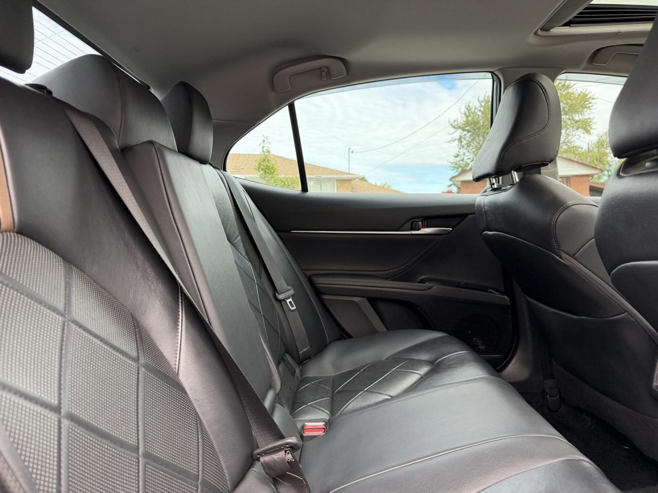 2018 Toyota Camry HYBRID XLE - Photo #11