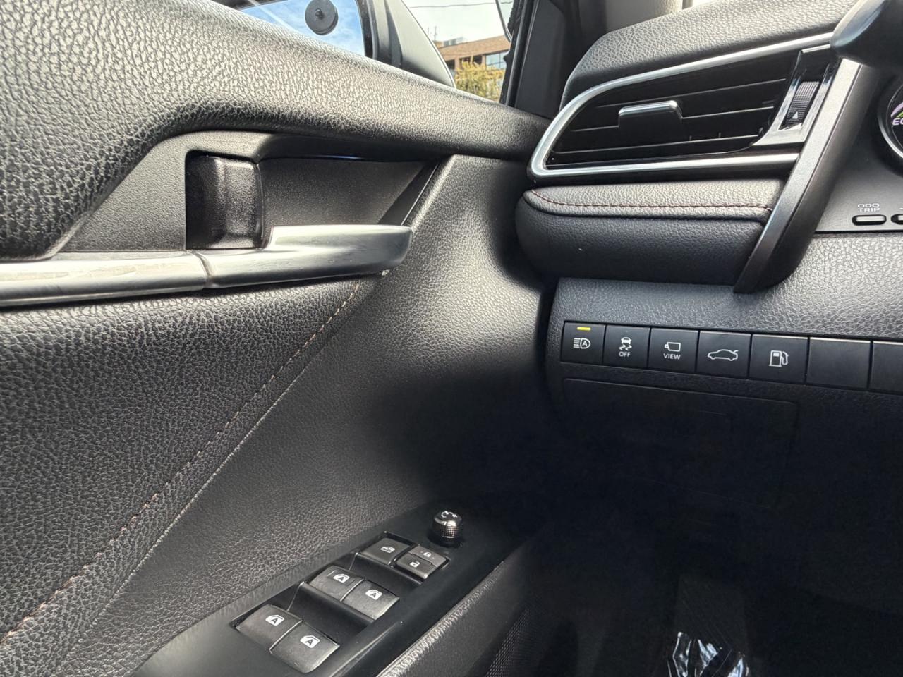 2018 Toyota Camry HYBRID XLE - Photo #24