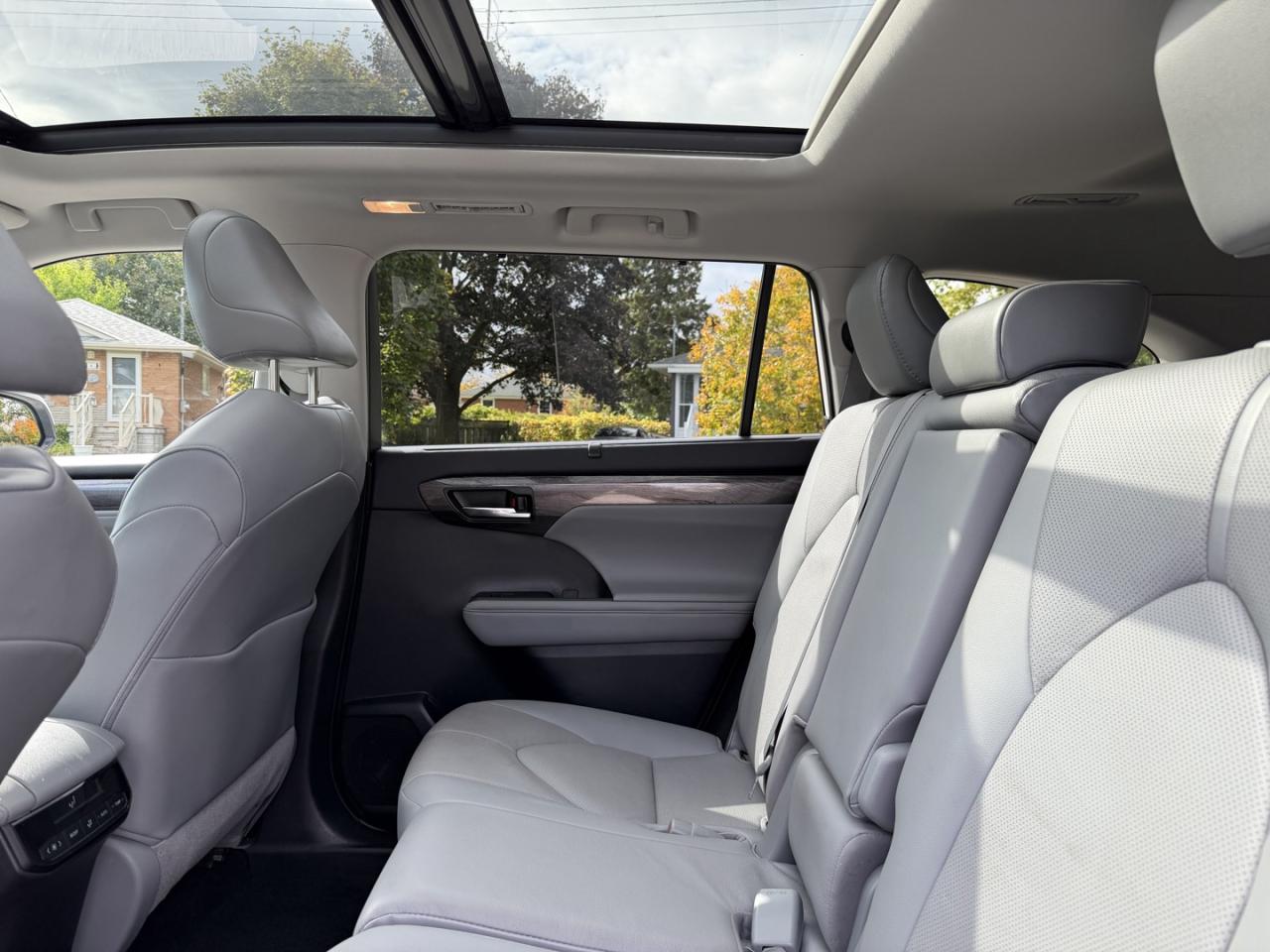2021 Toyota Highlander HYBRID Limited AWD - Photo #11