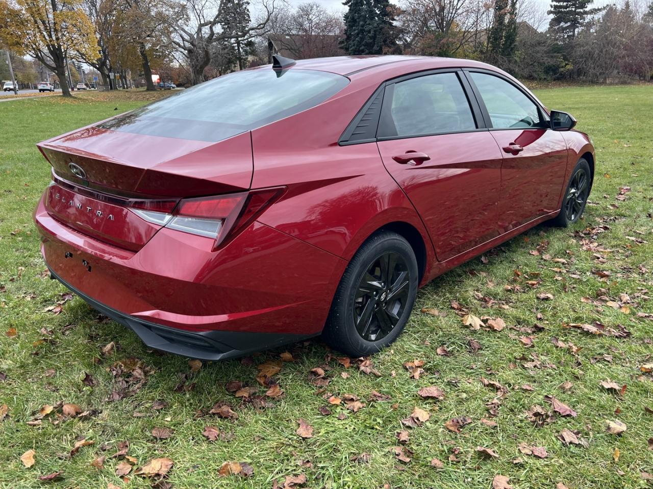 2022 Hyundai Elantra Preferred w/Sun & Tech Package *ONE OWNER / Clean Carfax - Photo #5