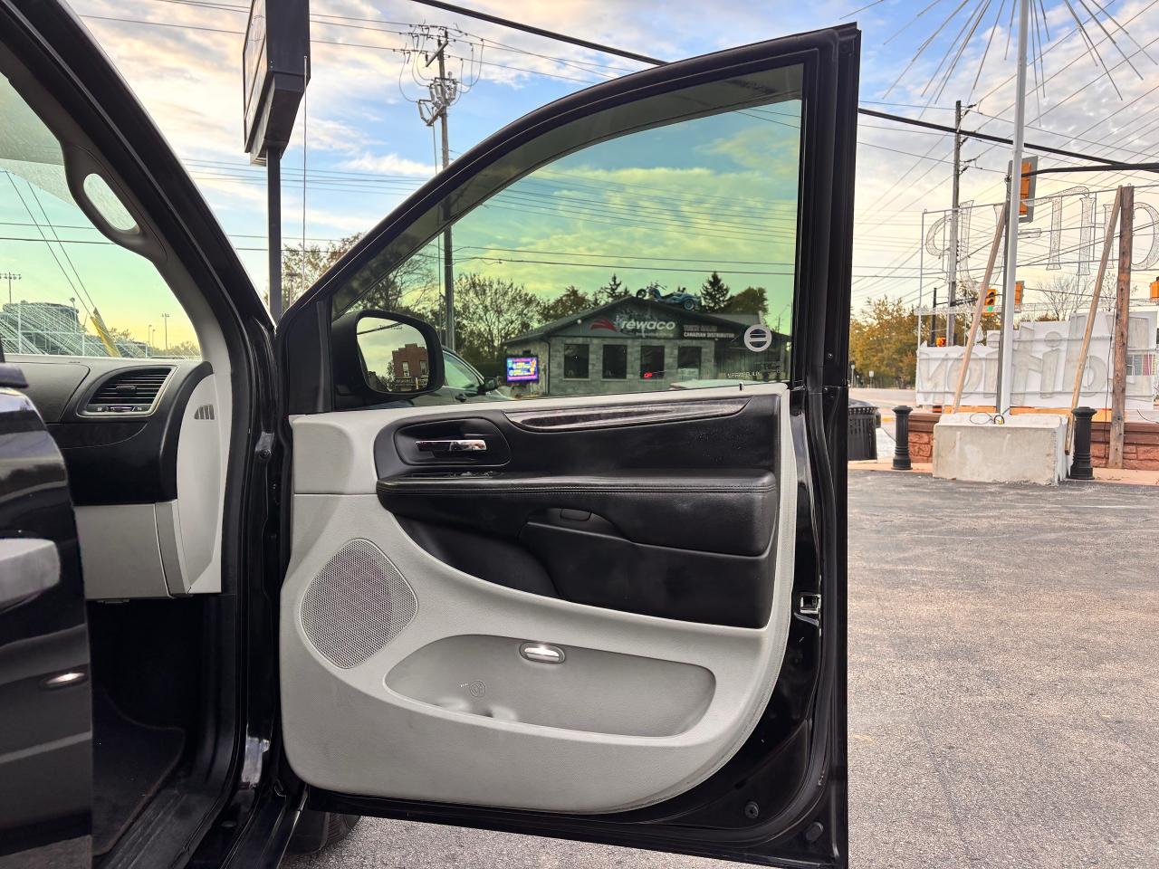 2012 Dodge Grand Caravan GREAT BUY!, DUAL CLIMATE! COMES SAFETY CERTIFIED!