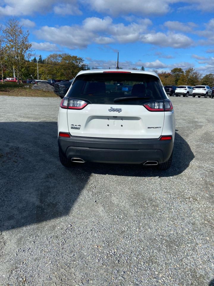 2020 Jeep Cherokee Sport Photo16