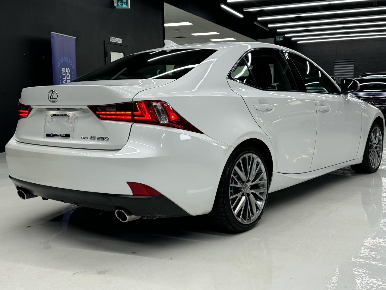 2015 Lexus IS 250 AWD|BACKUP|COOLED SEATS|SUNROOF|CLEAN CARFAX| - Photo #4