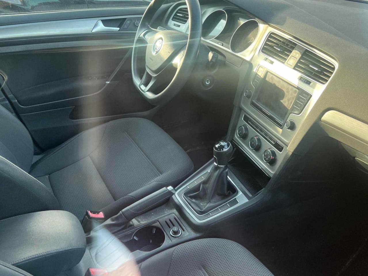 2017 Volkswagen Golf Sportwagen 1.8 TSI Trendline Manual | Backup Camera | Heated Seats | Apple Car Play | Android Auto Photo4