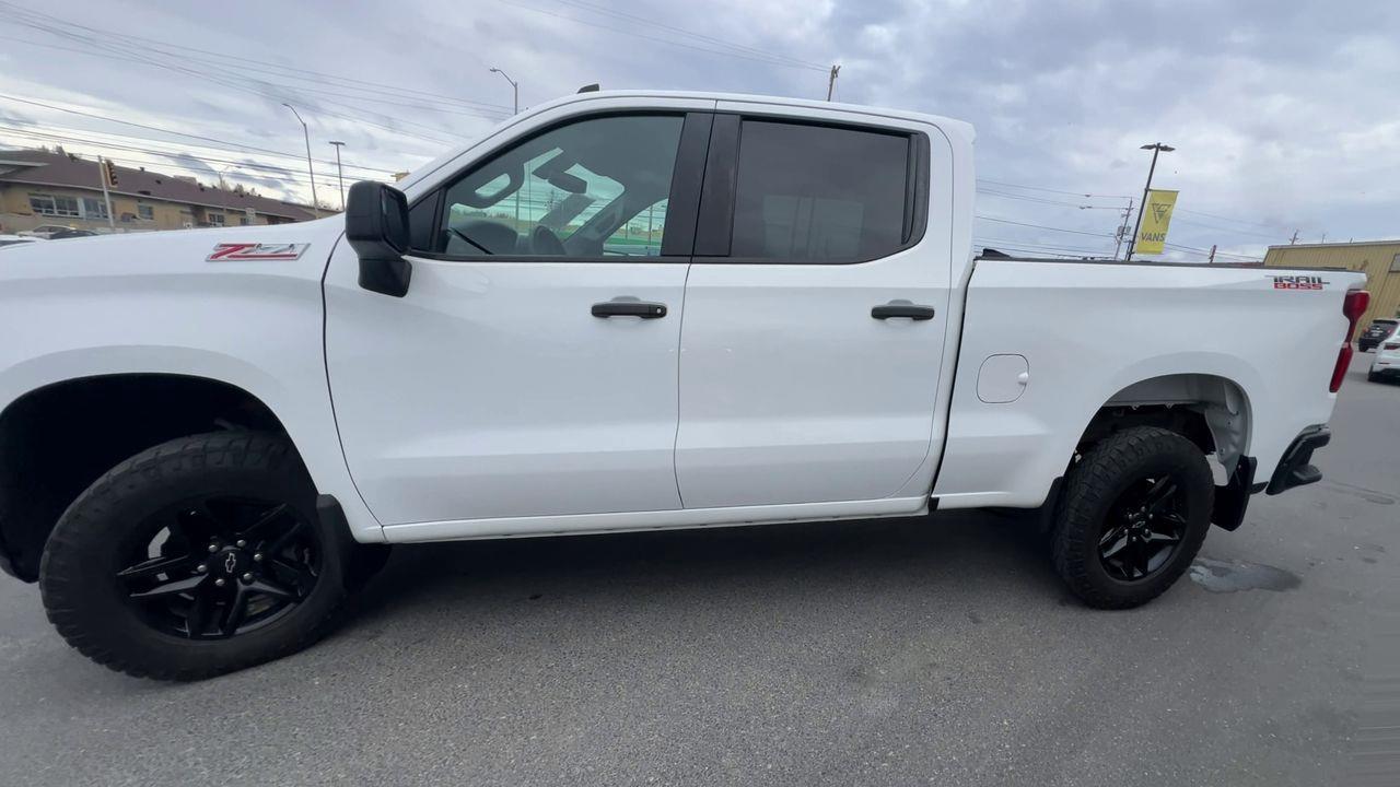 2020 Chevrolet Silverado 1500 Silverado Custom Trail Boss 4X4, 6 PASSENGER, SIRIUS XM, NAV, BACK UP CAM!! Photo4