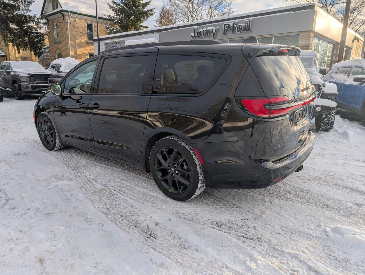 2026 Chrysler Pacifica Limited trailer tow group, "s" appearance group Photo