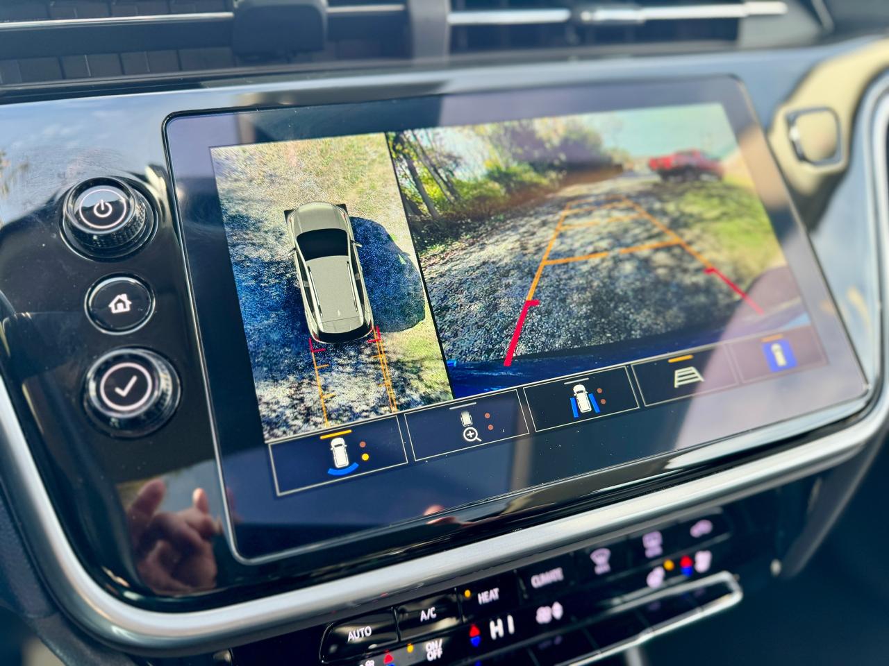 2023 Chevrolet Bolt EUV Premier One Owner | Panoramic Roof | Climate Seats - Photo #15