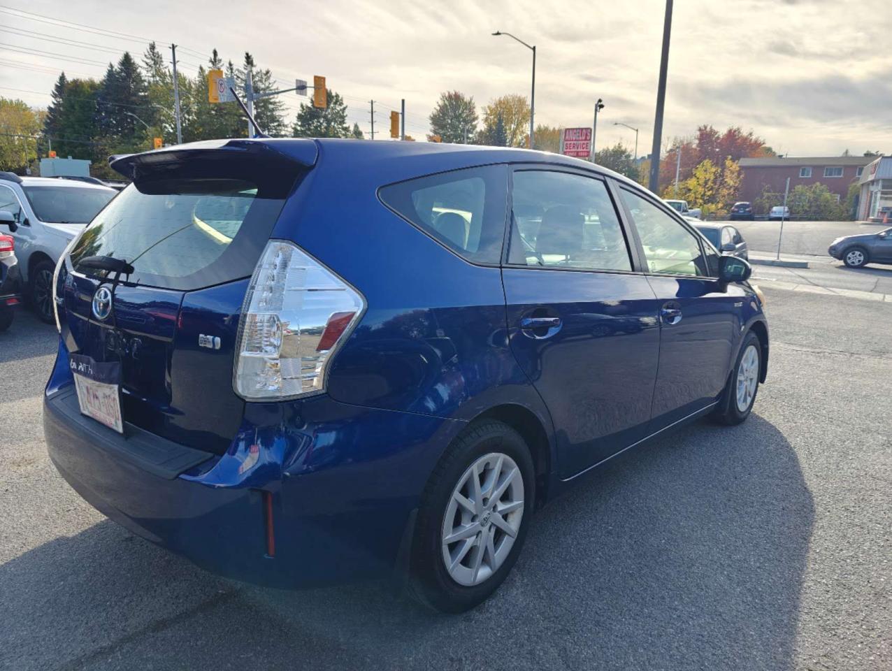 2013 Toyota Prius v  - Photo #4