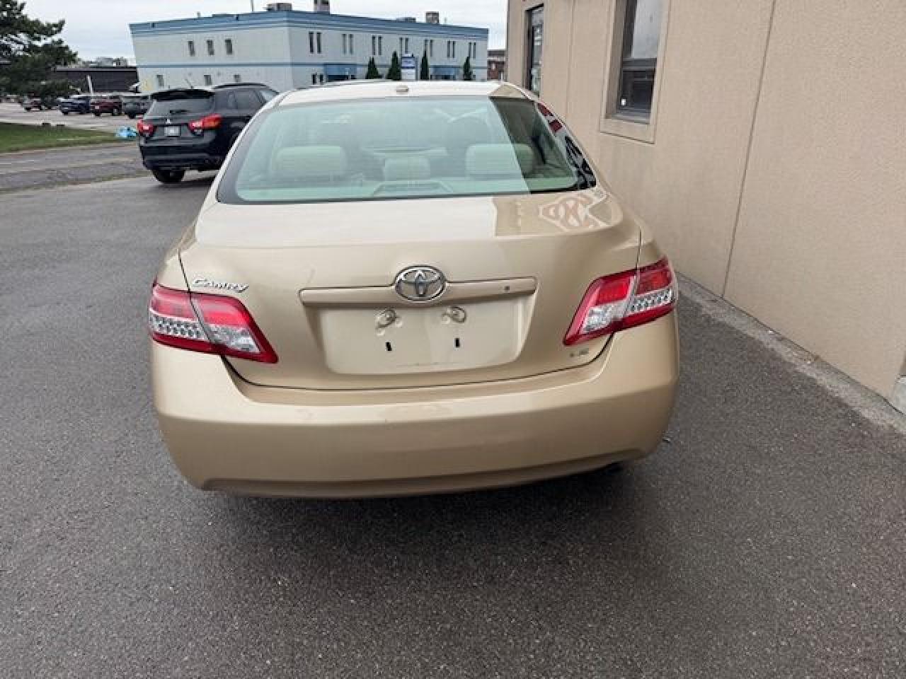 2011 Toyota Camry 4dr Sdn I4 Auto LE Photo4