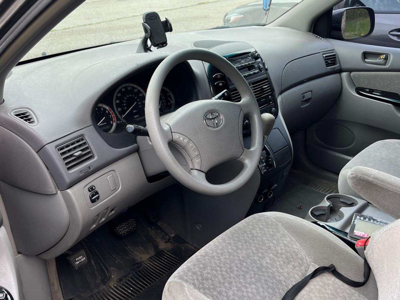 2005 Toyota Sienna CE - Photo #2
