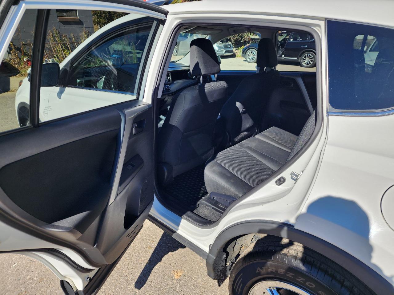 2017 Toyota RAV4 LE l Clean Carfax l No accidents l AWD - Photo #11