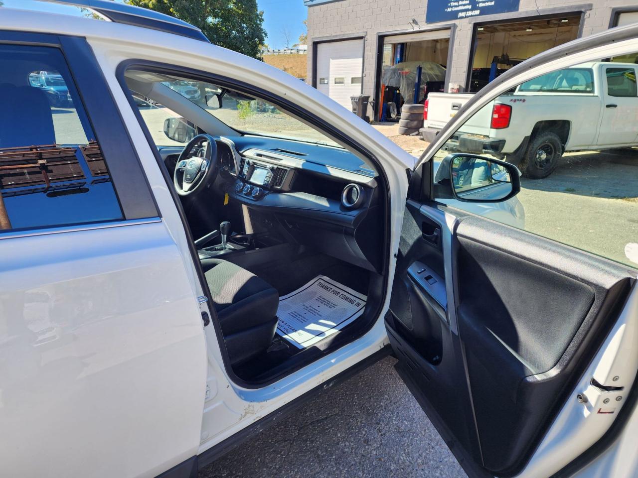 2017 Toyota RAV4 LE l Clean Carfax l No accidents l AWD