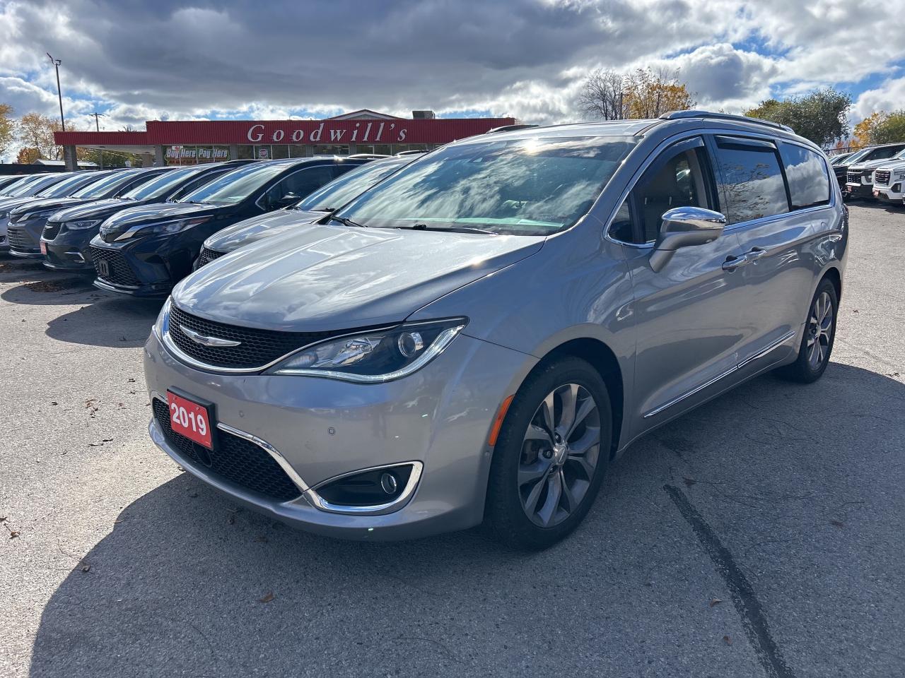 2019 Chrysler Pacifica LIMITED, CLEAN CARFAX, HEATED/ COOLED LEATHER! - Photo #2