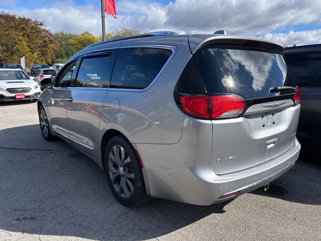 2019 Chrysler Pacifica LIMITED, CLEAN CARFAX, HEATED/ COOLED LEATHER! - Photo #8