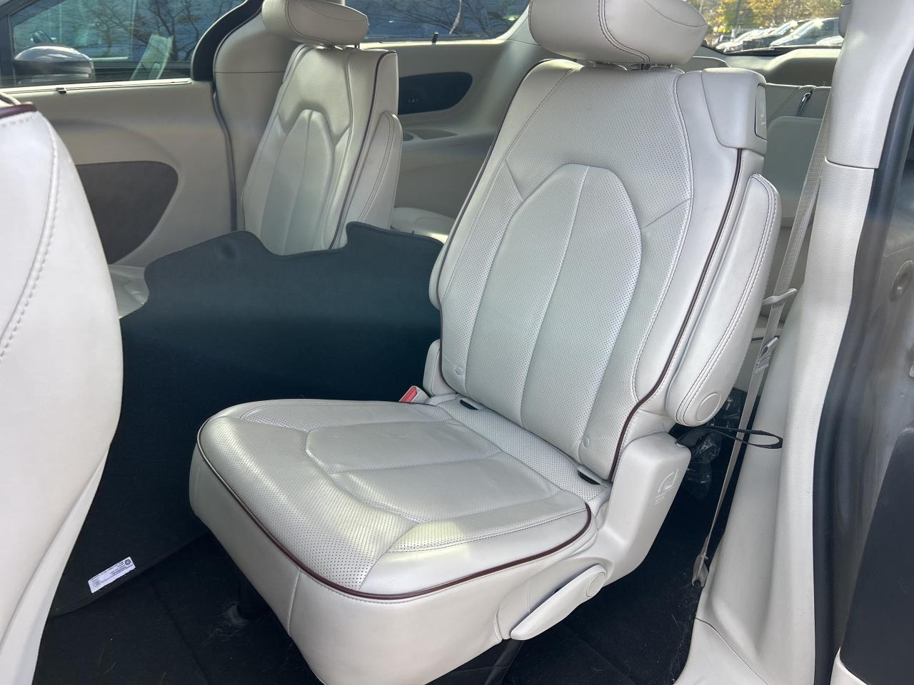 2019 Chrysler Pacifica LIMITED, CLEAN CARFAX, HEATED/ COOLED LEATHER! - Photo #12
