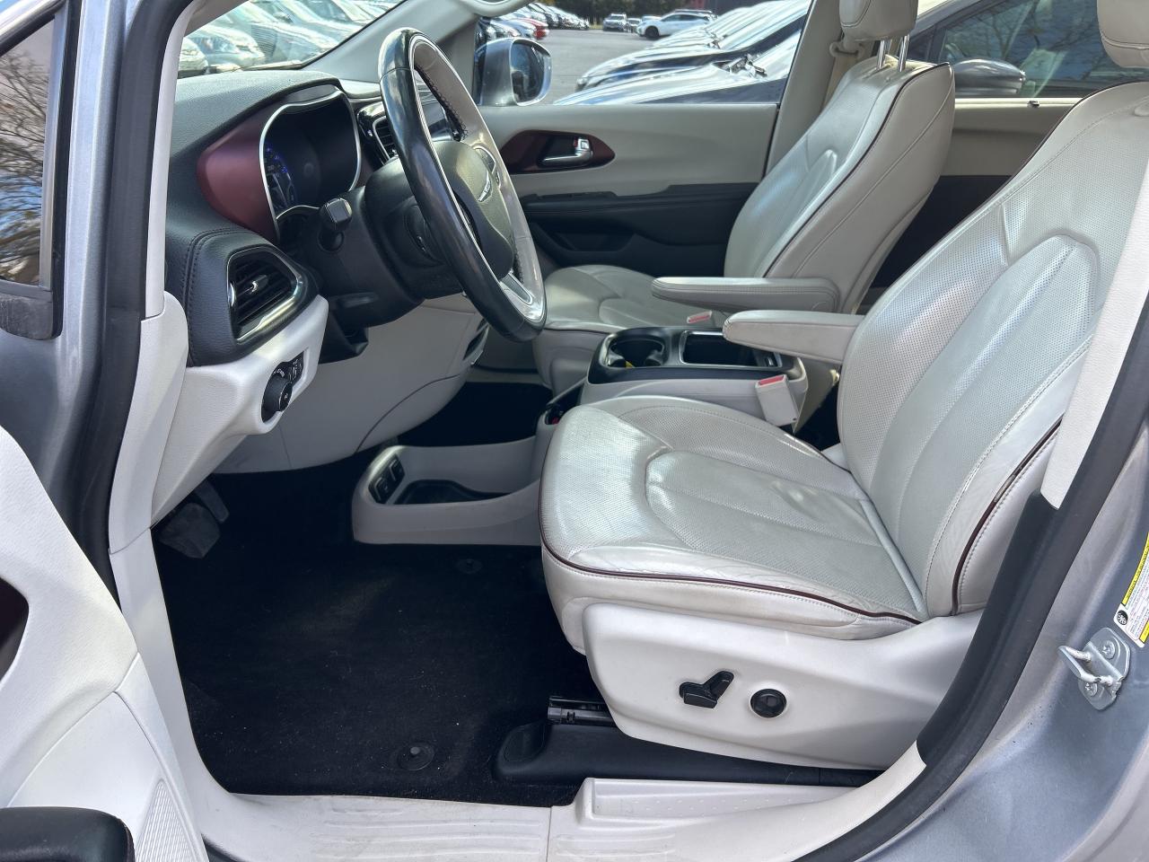 2019 Chrysler Pacifica LIMITED, CLEAN CARFAX, HEATED/ COOLED LEATHER! - Photo #16