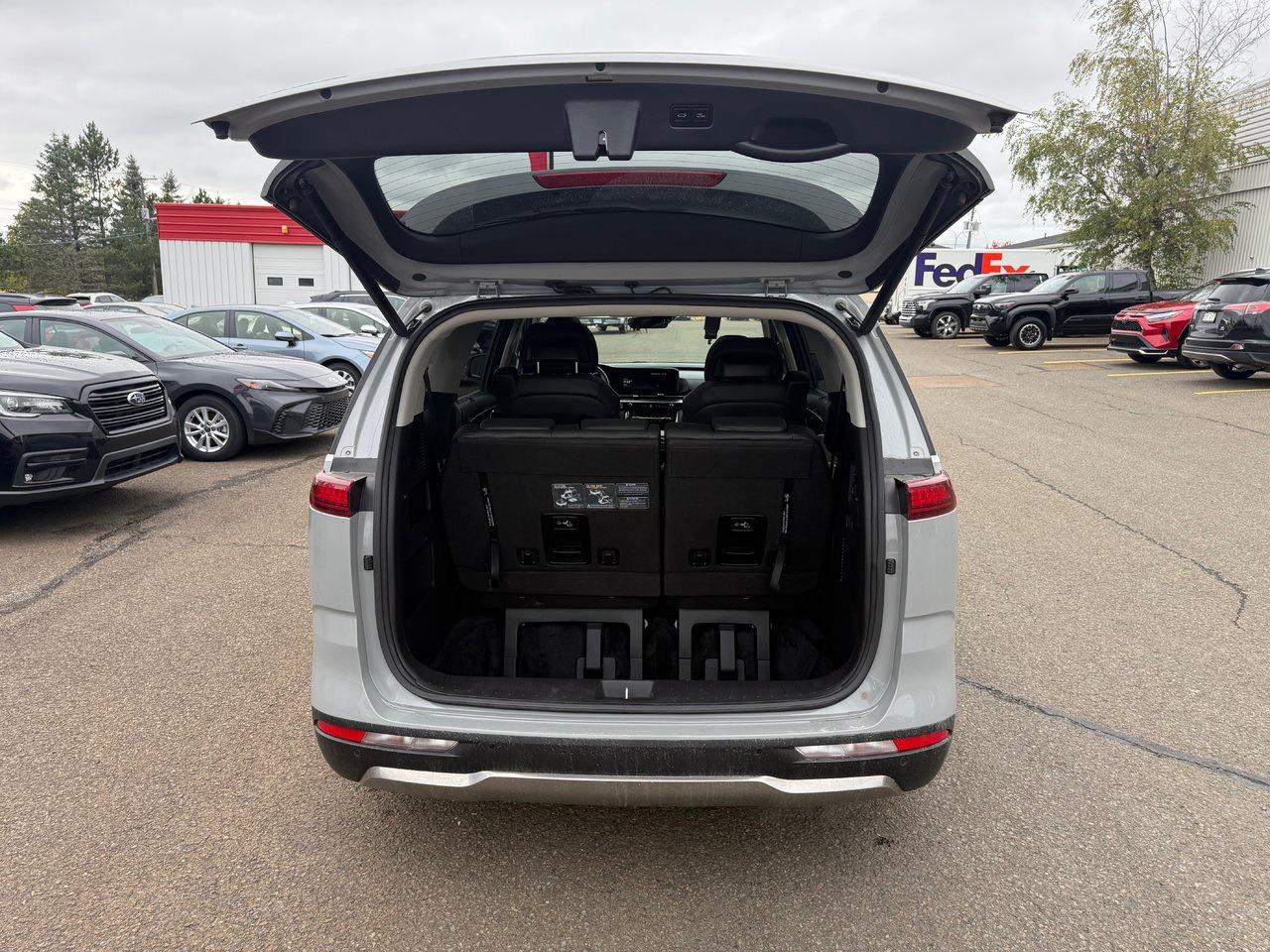 2023 Kia Carnival SX Photo