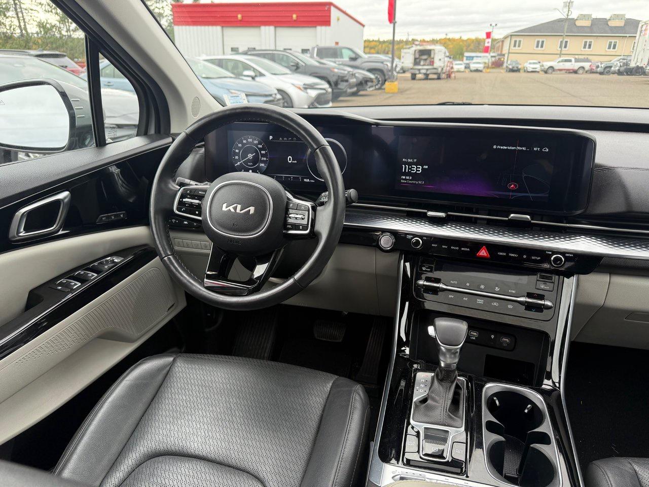 2023 Kia Carnival SX Photo