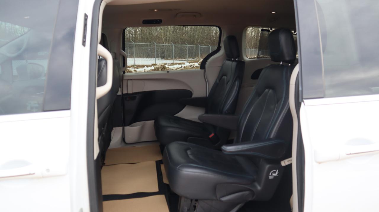 2021 Chrysler Pacifica Touring-L Photo5