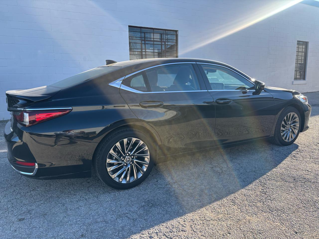 2024 Lexus ES ES 300h Ultra Luxury Trim: - Photo #2