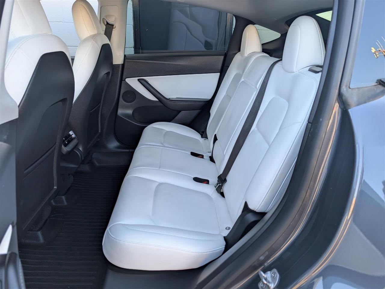 2022 Tesla Model Y LONG RANGE AWD - WHITE INTERIOR - DUAL MOTOR