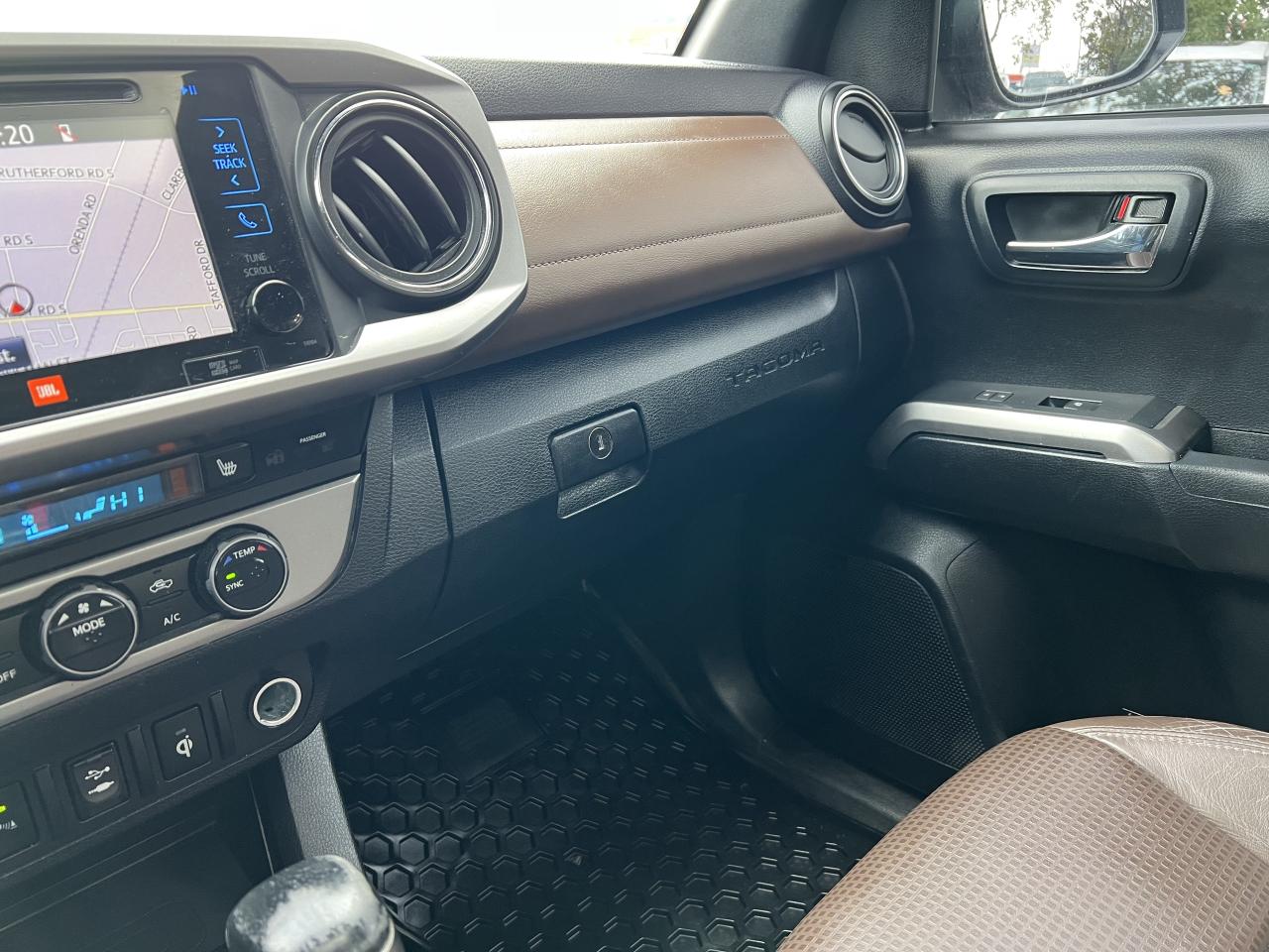 2016 Toyota Tacoma LIMITED Photo