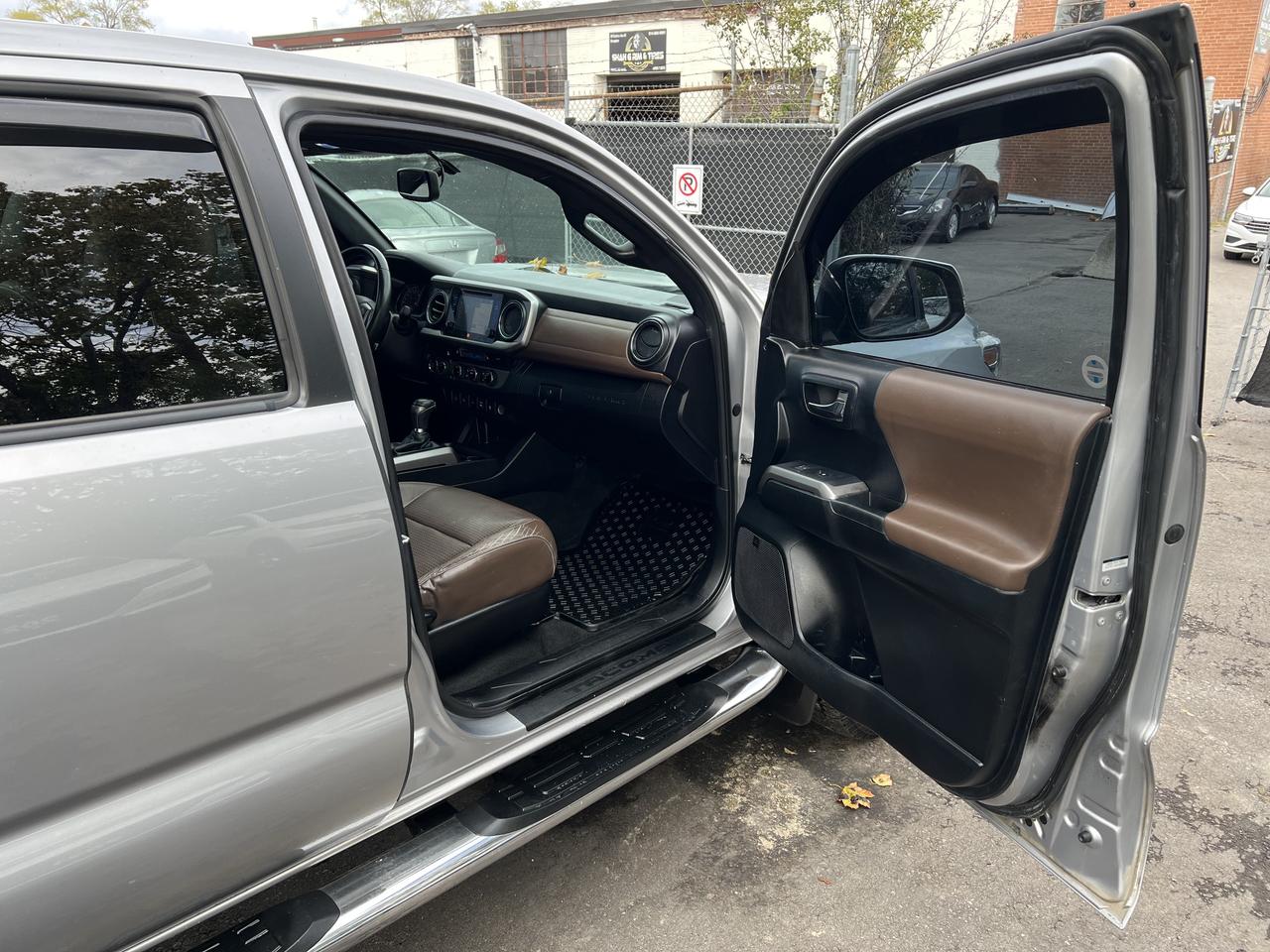 2016 Toyota Tacoma LIMITED Photo