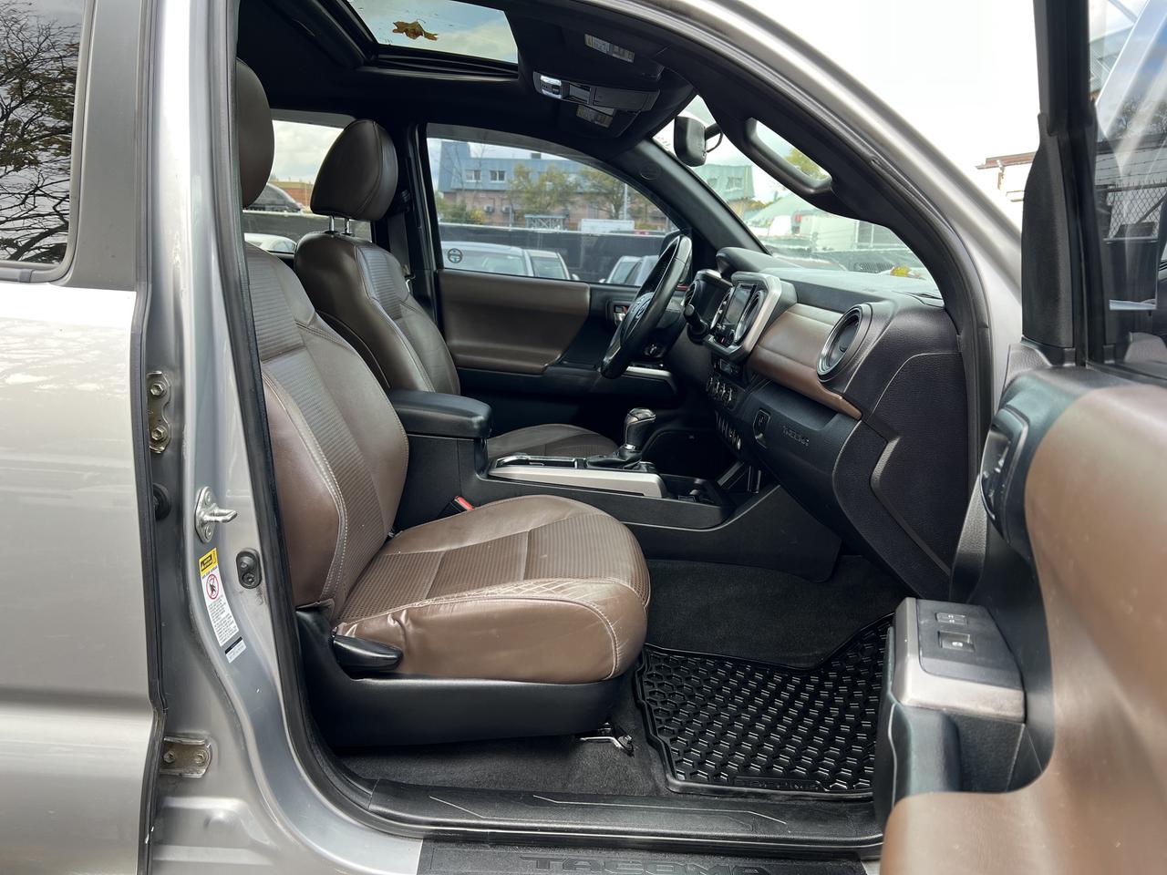 2016 Toyota Tacoma LIMITED Photo