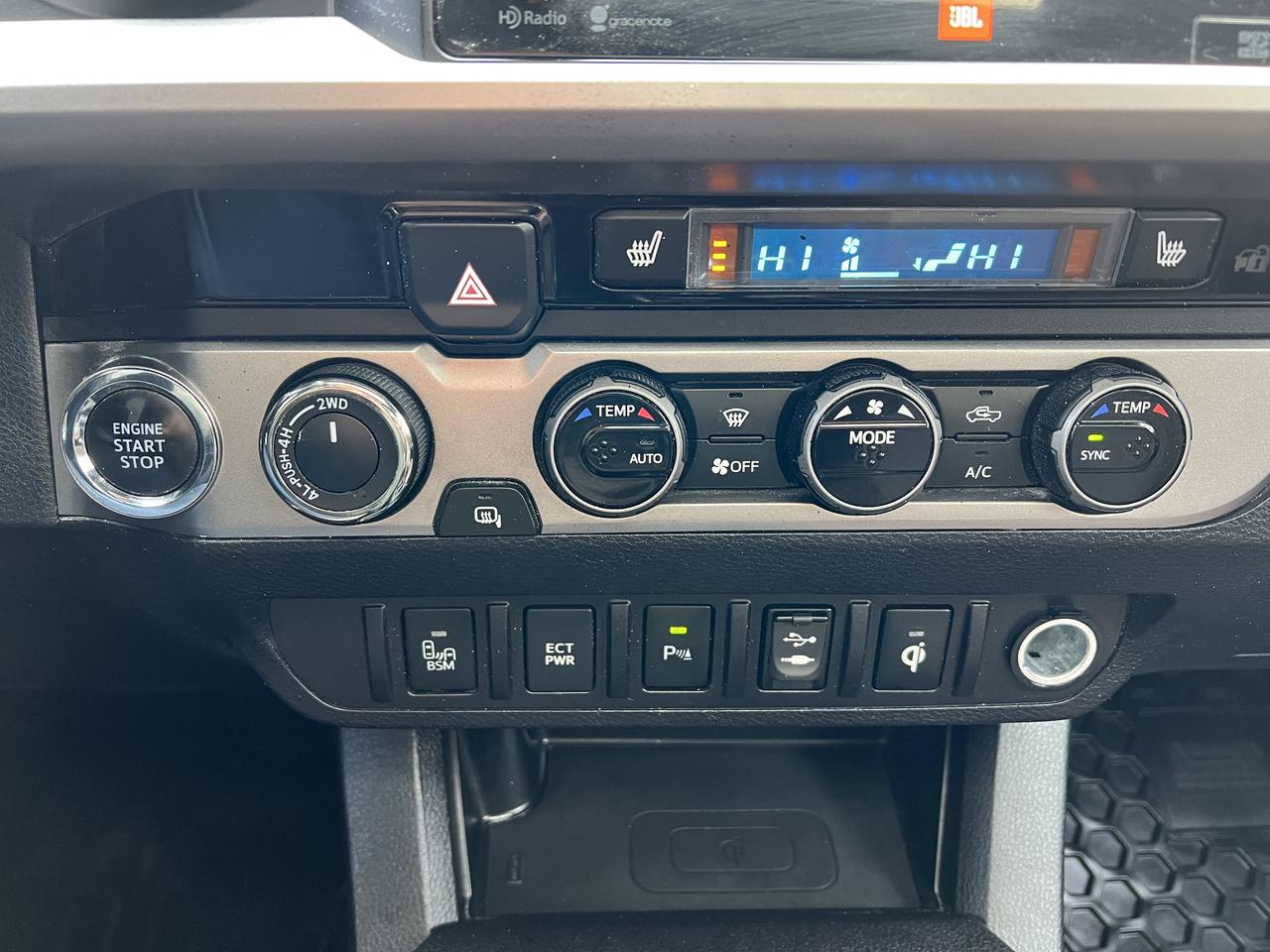 2016 Toyota Tacoma LIMITED Photo