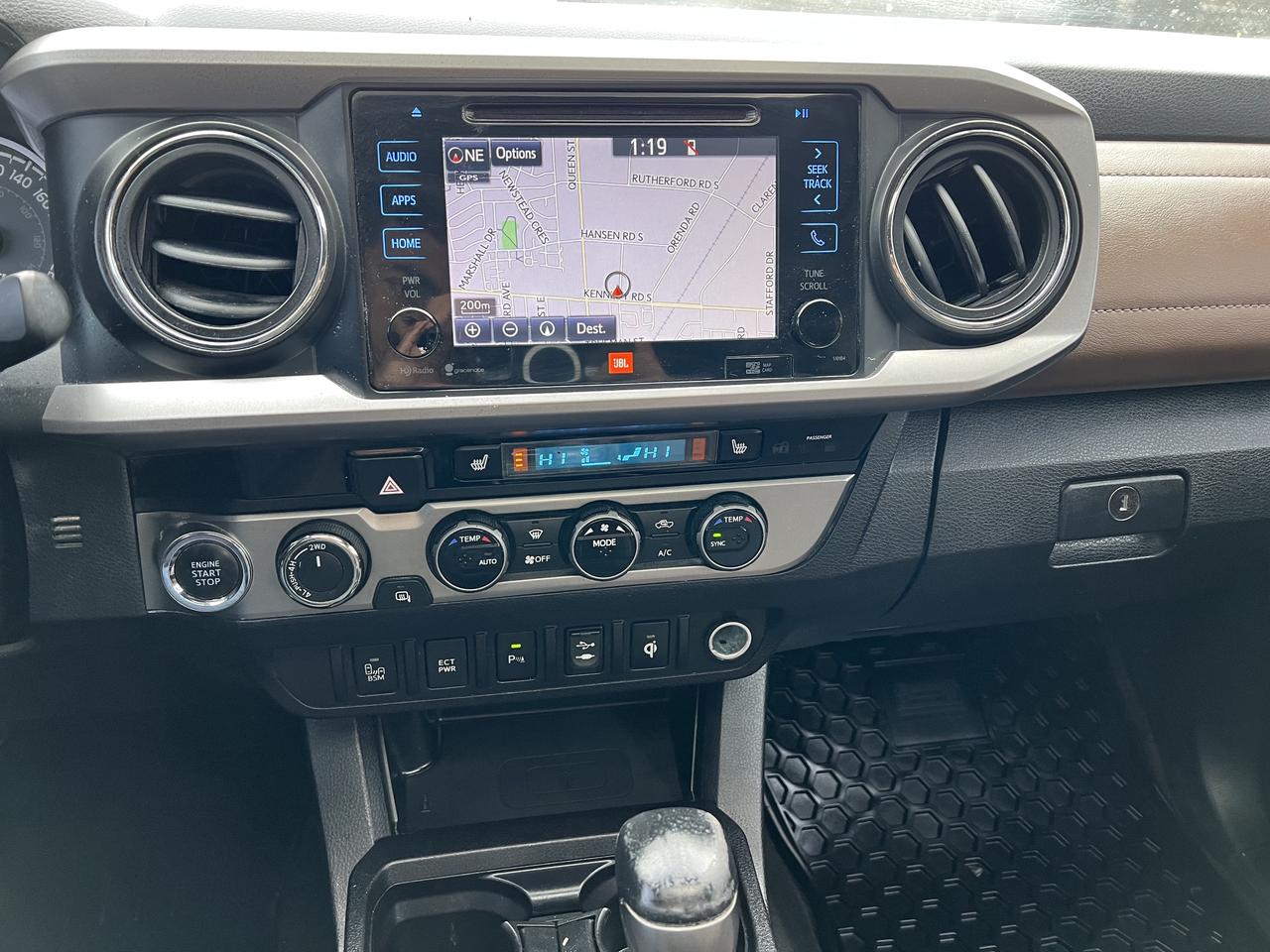 2016 Toyota Tacoma LIMITED Photo