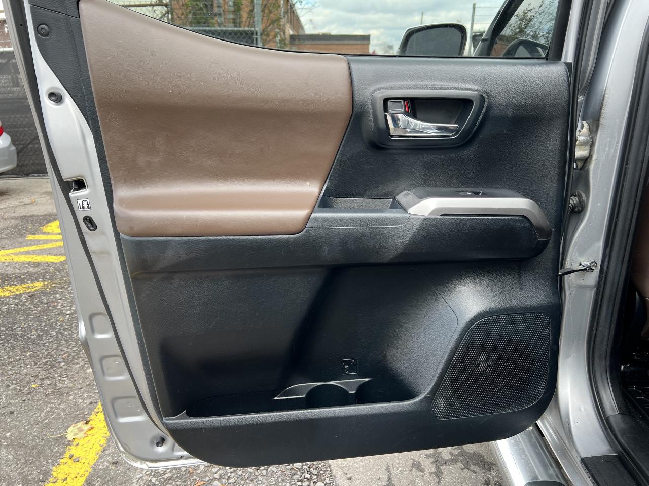 2016 Toyota Tacoma LIMITED Photo