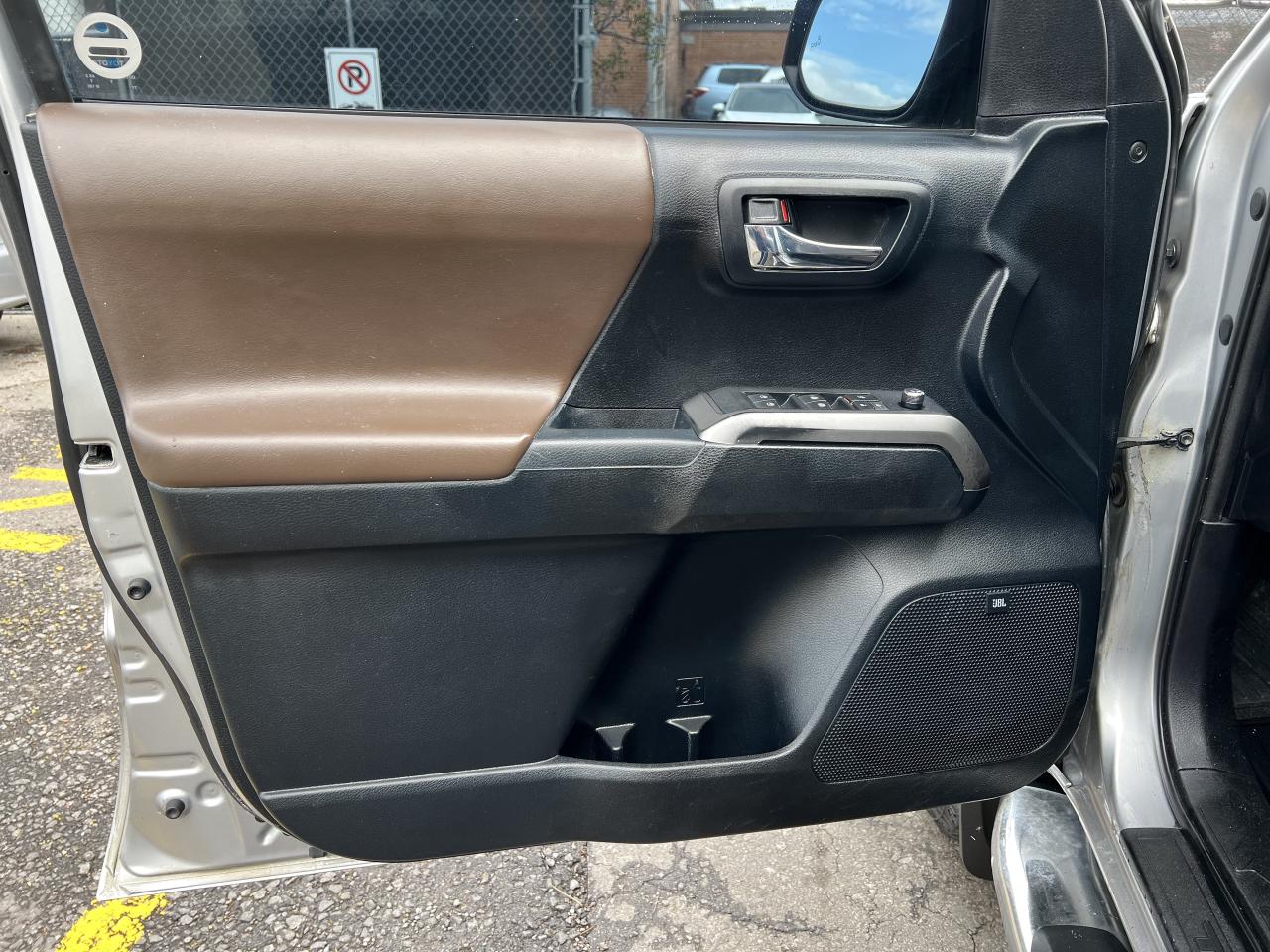 2016 Toyota Tacoma LIMITED Photo