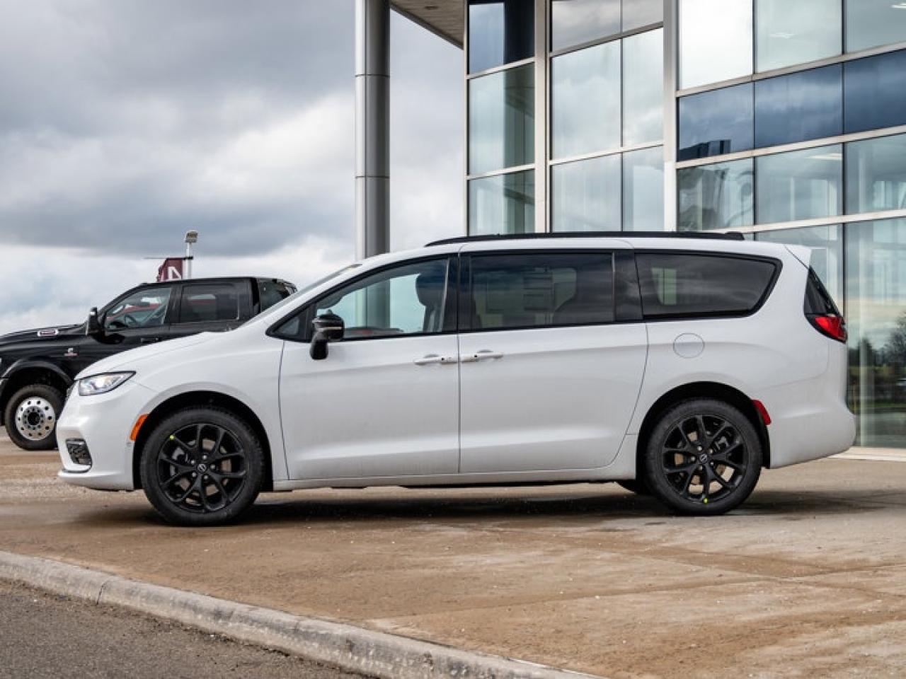 2026 Chrysler Pacifica Limited Photo4