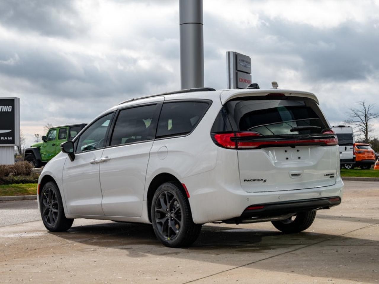 2026 Chrysler Pacifica Limited Photo