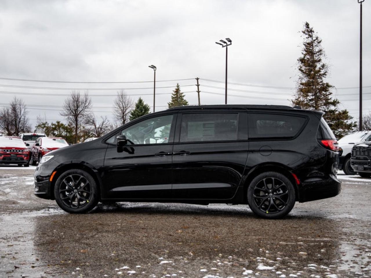 2026 Chrysler Pacifica Select Photo4