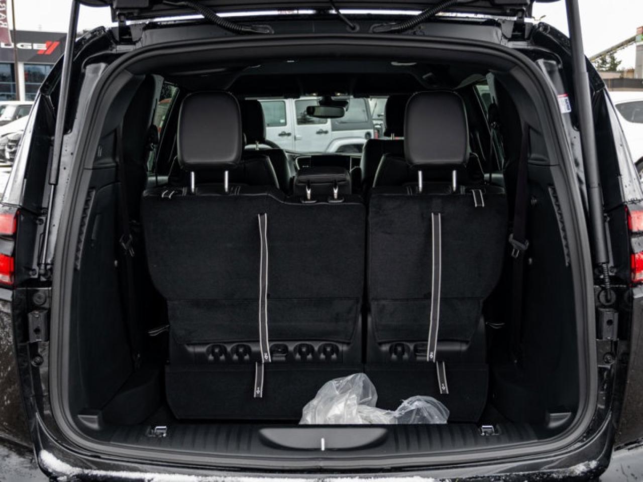 2026 Chrysler Pacifica Select Photo