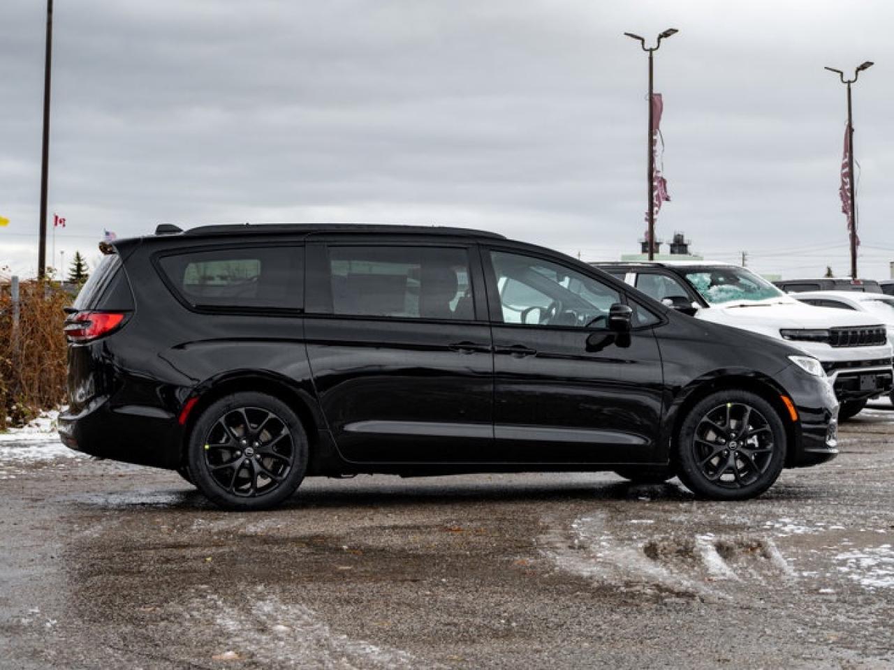 2026 Chrysler Pacifica Select Photo