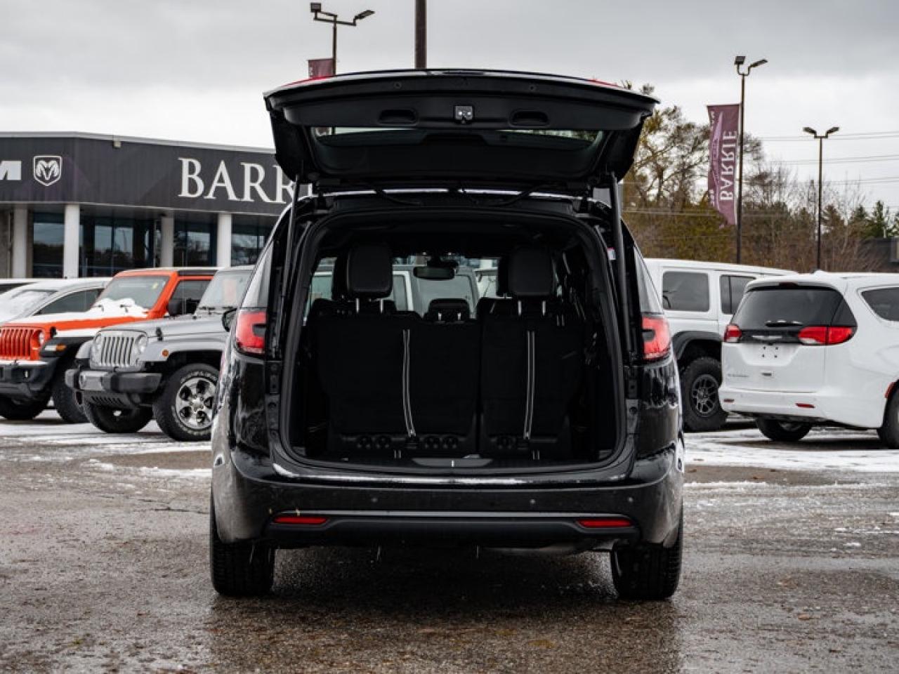 2026 Chrysler Pacifica Select Photo