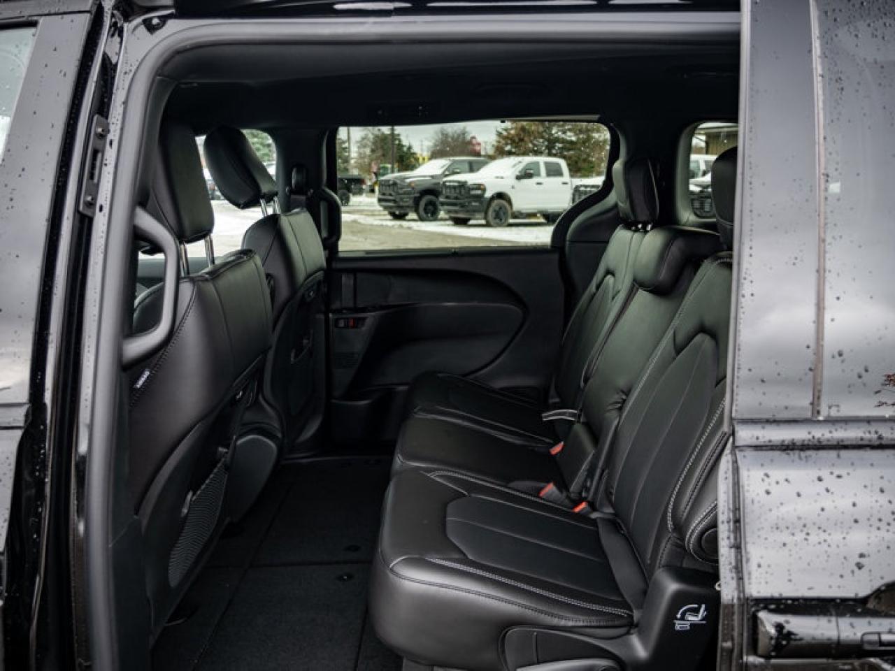 2026 Chrysler Pacifica Select Photo