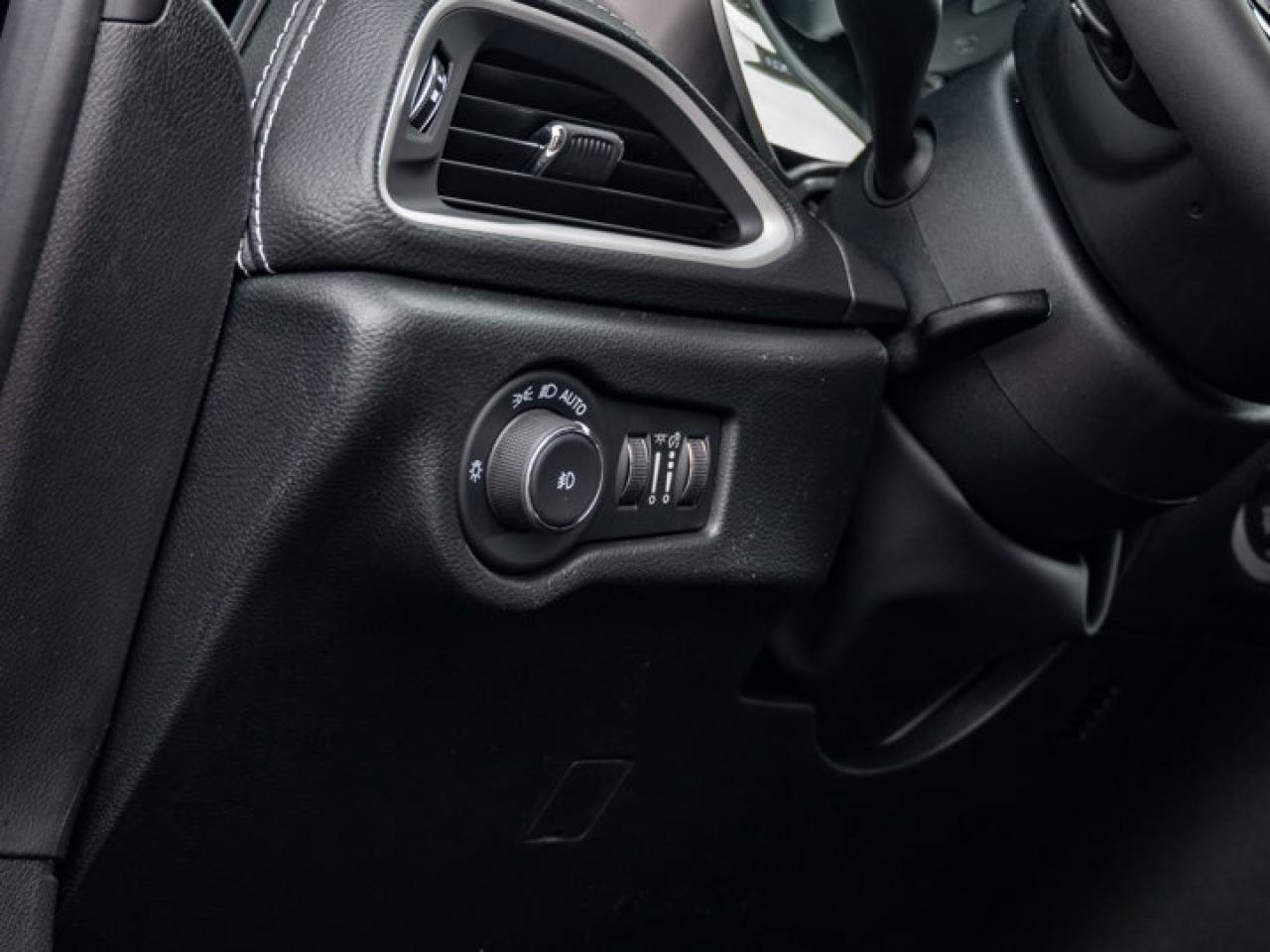 2026 Chrysler Pacifica Select Photo