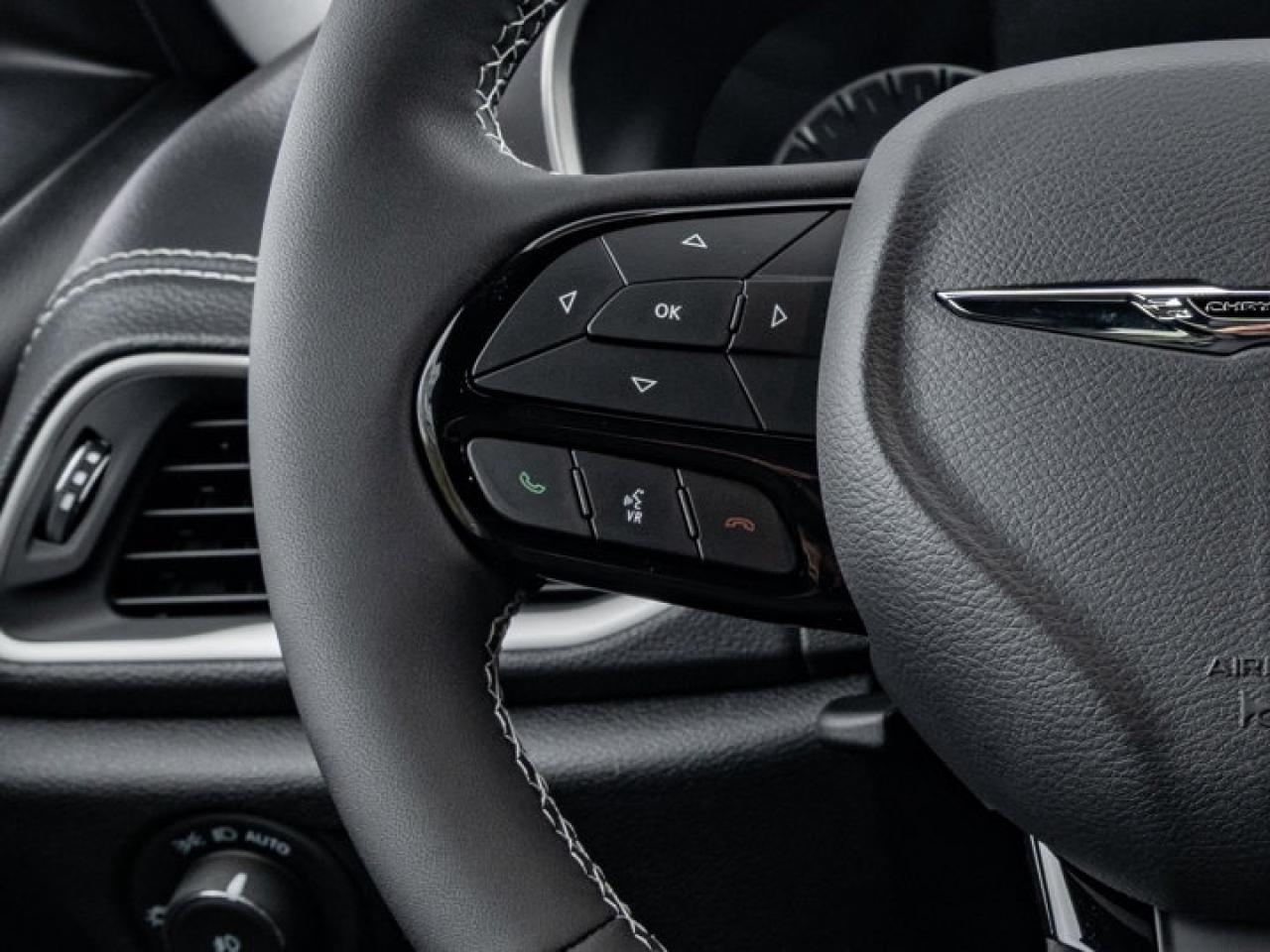 2026 Chrysler Pacifica Select Photo