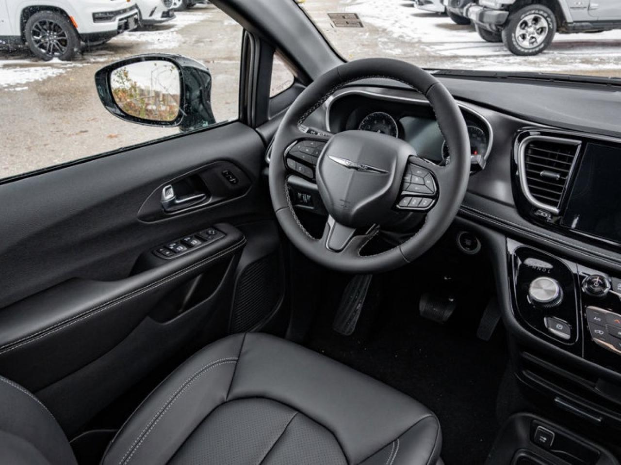 2026 Chrysler Pacifica Select Photo