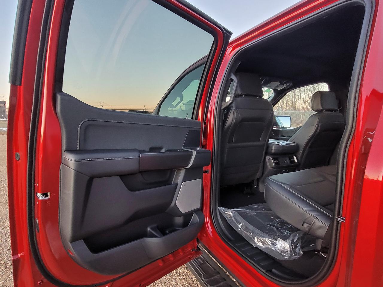 2025 Ford F-150 Lariat Photo5