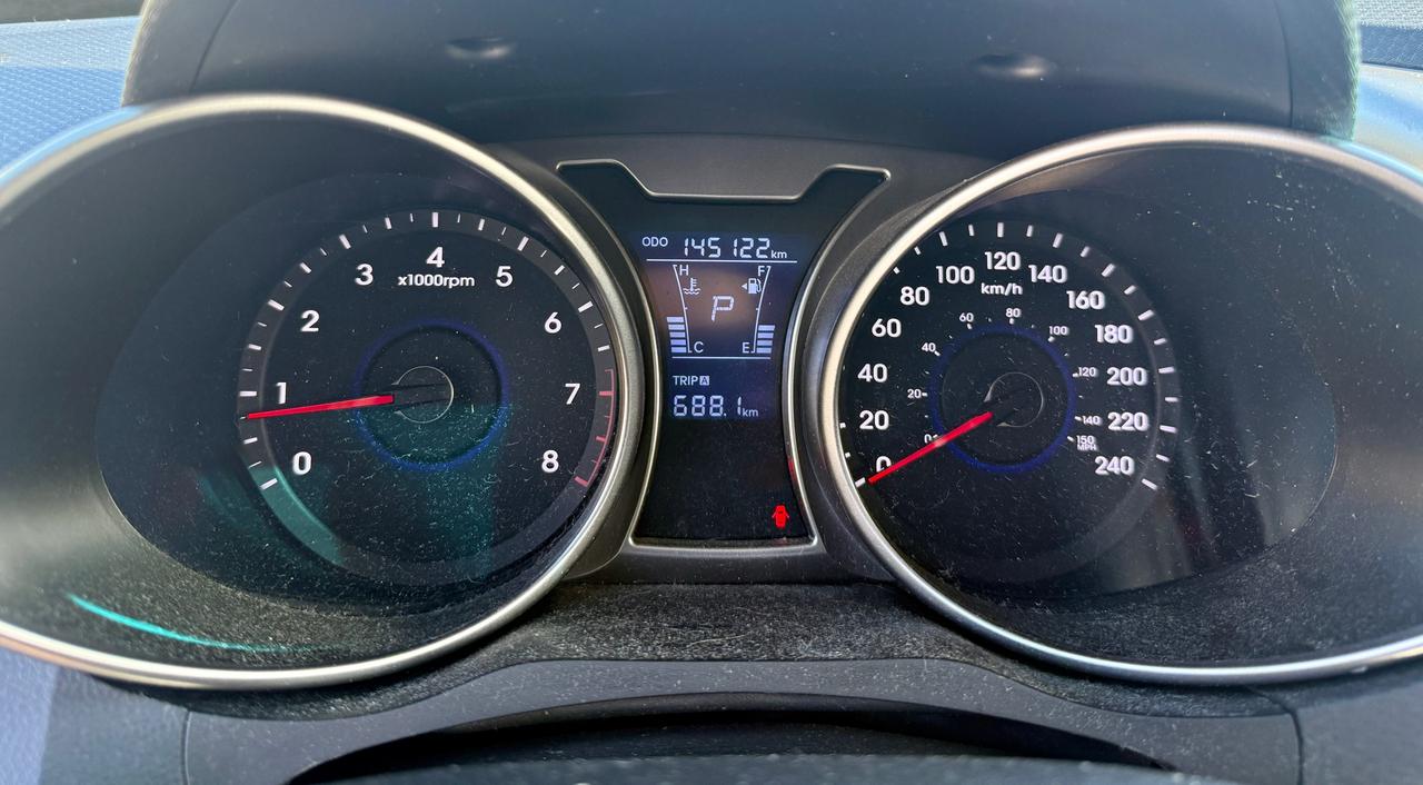2012 Hyundai Veloster FINANCING AVAILABLE Photo11